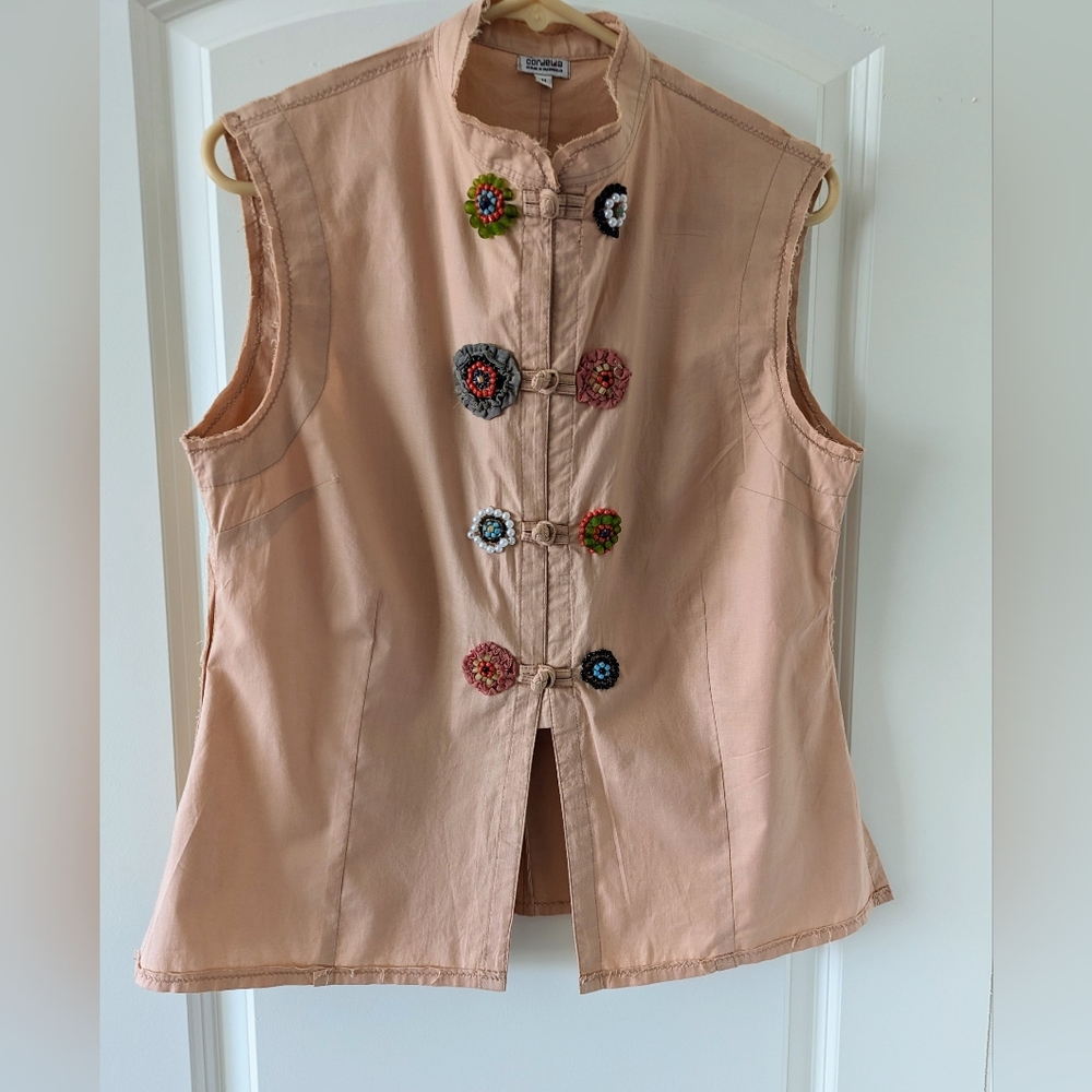 VNTG CORDELIA PEACH COLORED VESTED TOP EMBROIDERED FLORAL BUTTONS